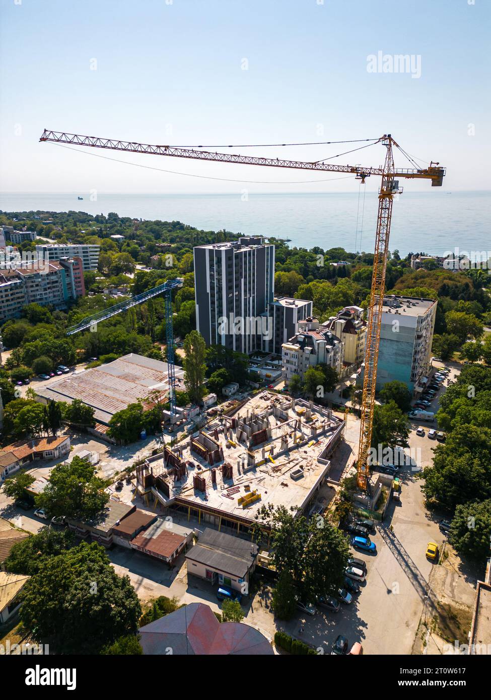 Geschäftige Baustelle und Baumaschinen an der Küste aus der Vogelperspektive Stockfoto