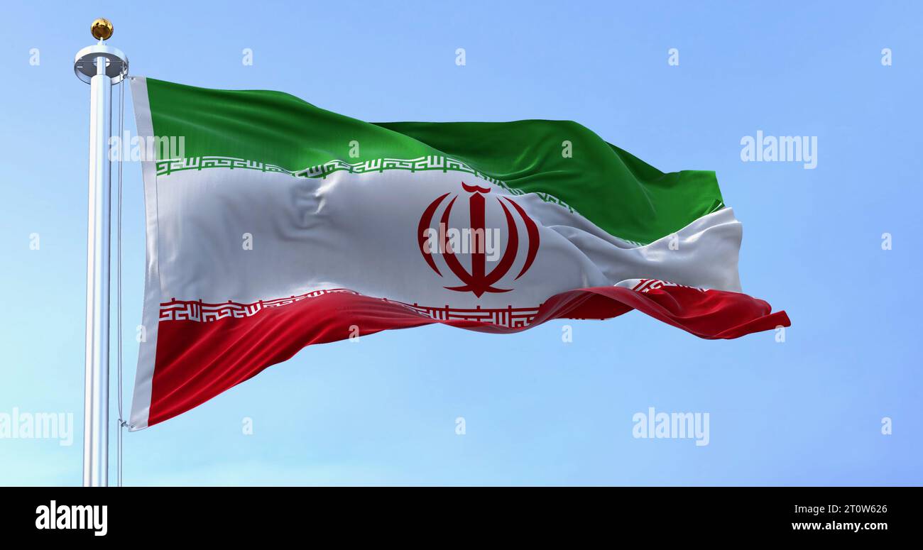 Die Nationalflagge der Islamischen Republik Iran winkt an einem klaren Tag. Horizontale Dreikolore aus Grün, weiß und Rot, rotes Nationallogo, weißer Takbir-Text wri Stockfoto