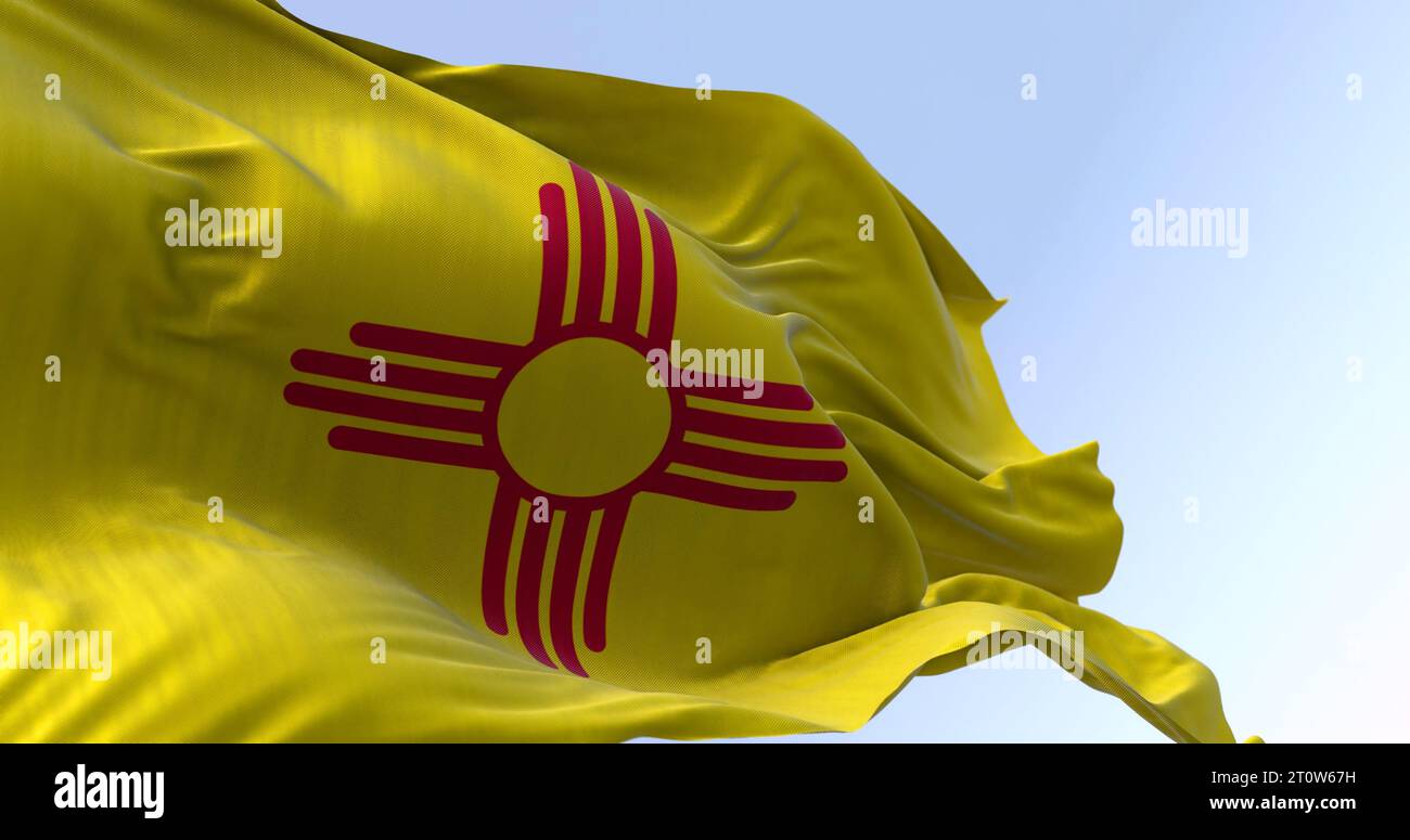 Nahaufnahme der Flagge des Bundesstaates New Mexico, die im Wind winkt. Symbol der roten Sonne Zia auf einem gelben Feld. 3D-Darstellung. Gewelltes Material Stockfoto