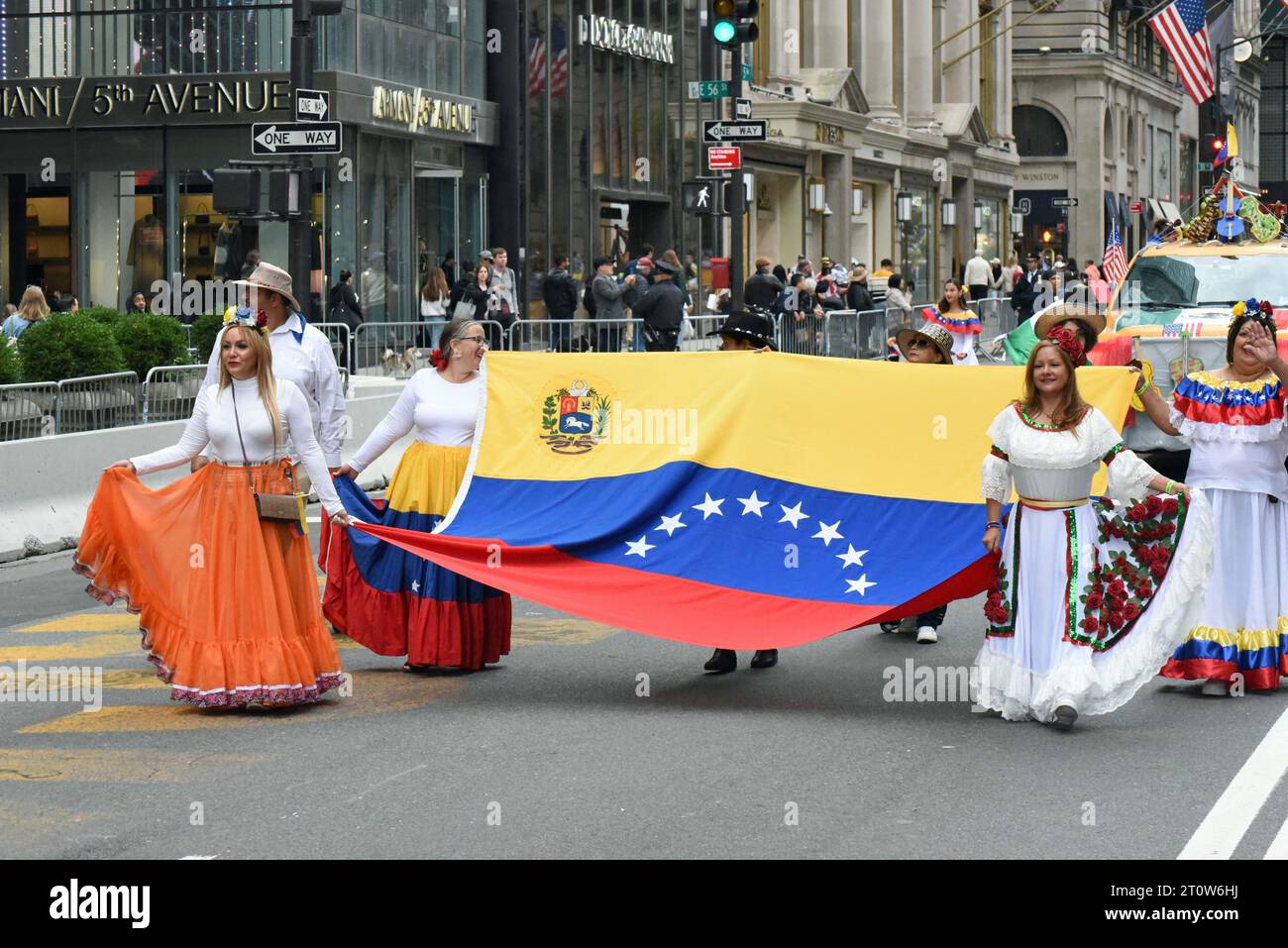8. Oktober 2023, %G: (Neu) die Hispanic Day Parade. 8. Oktober 2023 New York City, New York, U S.&#XA;New York CityÃ¢â‚¬â„¢feiert im Oktober die Kultur der Länder, die ein hispanisches Erbe teilen. &#XA;Foto: Venezolanische Tänzer auf der Fifth Avenue.&#XA;Credit: Victor M. Matos/Thenews2&#XA; (Foto: Victor M. Matos/Thenews2/ZUMAPRESS) (Credit Image: © Victor M. Matos/TheNEWS2 via ZUMA Press Wire) NUR REDAKTIONELLE VERWENDUNG! Nicht für kommerzielle ZWECKE! Stockfoto