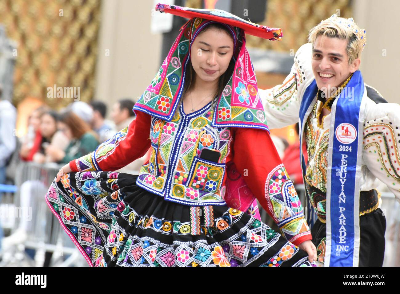 8. Oktober 2023, %G: (Neu) die Hispanic Day Parade. 8. Oktober 2023 New York City, New York, U S.&#XA;New York CityÃ¢â‚¬â„¢feiert im Oktober die Kultur der Länder, die ein hispanisches Erbe teilen. &#XA;Foto: Peruanische Tänzer auf der Fifth Avenue.&#XA;Credit: Victor M. Matos/Thenews2&#XA; (Foto: Victor M. Matos/Thenews2/ZUMAPRESS) (Credit Image: © Victor M. Matos/TheNEWS2 via ZUMA Press Wire) NUR REDAKTIONELLE VERWENDUNG! Nicht für kommerzielle ZWECKE! Stockfoto