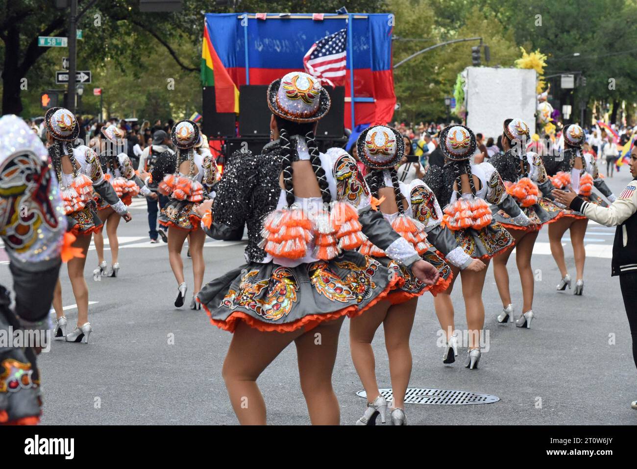 8. Oktober 2023, %G: (Neu) die Hispanic Day Parade. 8. Oktober 2023 New York City, New York, U S.&#XA;New York CityÃ¢â‚¬â„¢feiert im Oktober die Kultur der Länder, die ein hispanisches Erbe teilen. &#XA;Foto: Peruanische Tänzer auf der Fifth Avenue.&#XA;Credit: Victor M. Matos/Thenews2&#XA; (Foto: Victor M. Matos/Thenews2/ZUMAPRESS) (Credit Image: © Victor M. Matos/TheNEWS2 via ZUMA Press Wire) NUR REDAKTIONELLE VERWENDUNG! Nicht für kommerzielle ZWECKE! Stockfoto