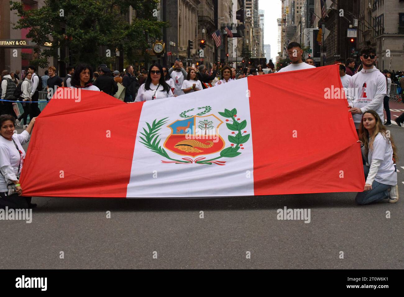 8. Oktober 2023, %G: (Neu) die Hispanic Day Parade. 8. Oktober 2023 New York City, New York, U S.&#XA;New York CityÃ¢â‚¬â„¢feiert im Oktober die Kultur der Länder, die ein hispanisches Erbe teilen. &#XA;Foto: Peruanische Flagge.&#XA;Credit: Victor M. Matos/Thenews2&#XA; (Foto: Victor M. Matos/Thenews2/Zumapress) (Credit Image: © Victor M. Matos/TheNEWS2 via ZUMA Press Wire) NUR REDAKTIONELLE VERWENDUNG! Nicht für kommerzielle ZWECKE! Stockfoto