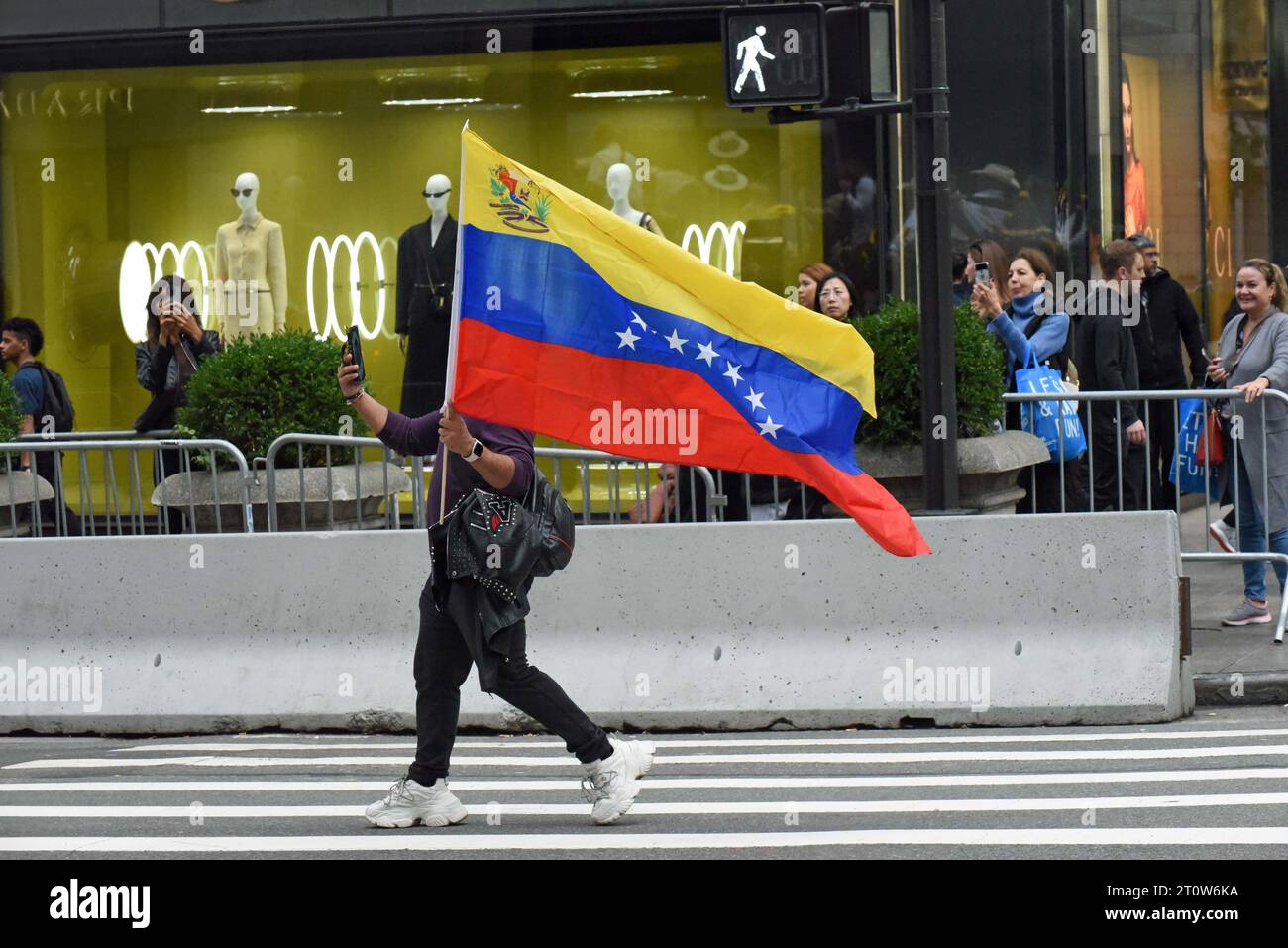8. Oktober 2023, %G: (Neu) die Hispanic Day Parade. 8. Oktober 2023 New York City, New York, U S.&#XA;New York CityÃ¢â‚¬â„¢feiert im Oktober die Kultur der Länder, die ein hispanisches Erbe teilen. &#XA;Foto: Mann mit venezolanischem Flagon Fifth Avenue.&#XA;Credit: Victor M. Matos/Thenews2&#XA; (Foto: Victor M. Matos/Thenews2/Zumapress) (Credit Image: © Victor M. Matos/TheNEWS2 via ZUMA Press Wire) NUR REDAKTIONELLE VERWENDUNG! Nicht für kommerzielle ZWECKE! Stockfoto