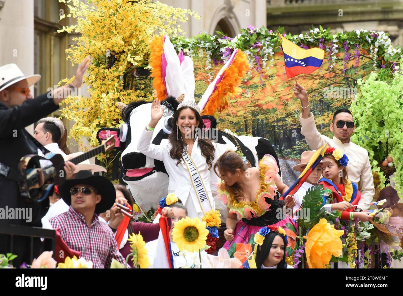 8. Oktober 2023, %G: (Neu) die Hispanic Day Parade. 8. Oktober 2023 New York City, New York, U S.&#XA;New York CityÃ¢â‚¬â„¢feiert im Oktober die Kultur der Länder, die ein hispanisches Erbe teilen. &#XA;Foto: Perubische Tänzer auf der Fifth Avenue.&#XA;Credit: Victor M. Matos/Thenews2&#XA; (Foto: Victor M. Matos/Thenews2/ZUMAPRESS) (Credit Image: © Victor M. Matos/TheNEWS2 via ZUMA Press Wire) NUR REDAKTIONELLE VERWENDUNG! Nicht für kommerzielle ZWECKE! Stockfoto