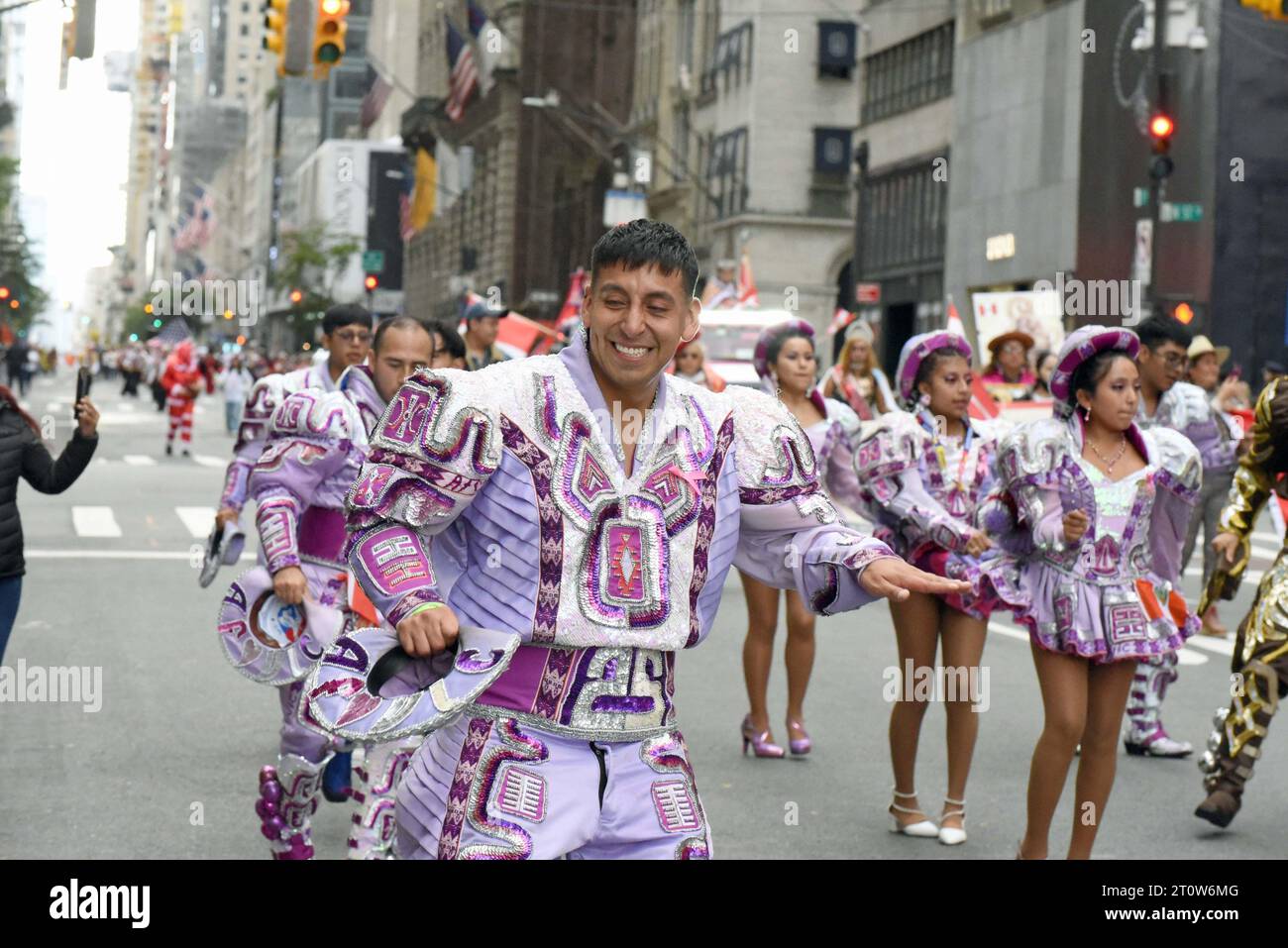 8. Oktober 2023, %G: (Neu) die Hispanic Day Parade. 8. Oktober 2023 New York City, New York, U S.&#XA;New York CityÃ¢â‚¬â„¢feiert im Oktober die Kultur der Länder, die ein hispanisches Erbe teilen. &#XA;Foto: Peruanische Tänzer auf der Fifth Avenue.&#XA;Credit: Victor M. Matos/Thenews2&#XA; (Foto: Victor M. Matos/Thenews2/ZUMAPRESS) (Credit Image: © Victor M. Matos/TheNEWS2 via ZUMA Press Wire) NUR REDAKTIONELLE VERWENDUNG! Nicht für kommerzielle ZWECKE! Stockfoto