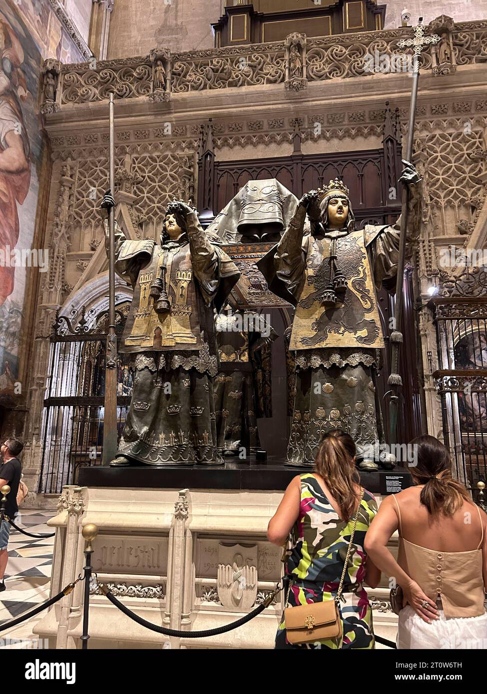 Sevilla, Spanien, Detail, Kunst im Inneren, Kathedrale der Heiligen Maria vom See, Touristen, die Statue sehen, Christoph Kolumbus Grab Stockfoto