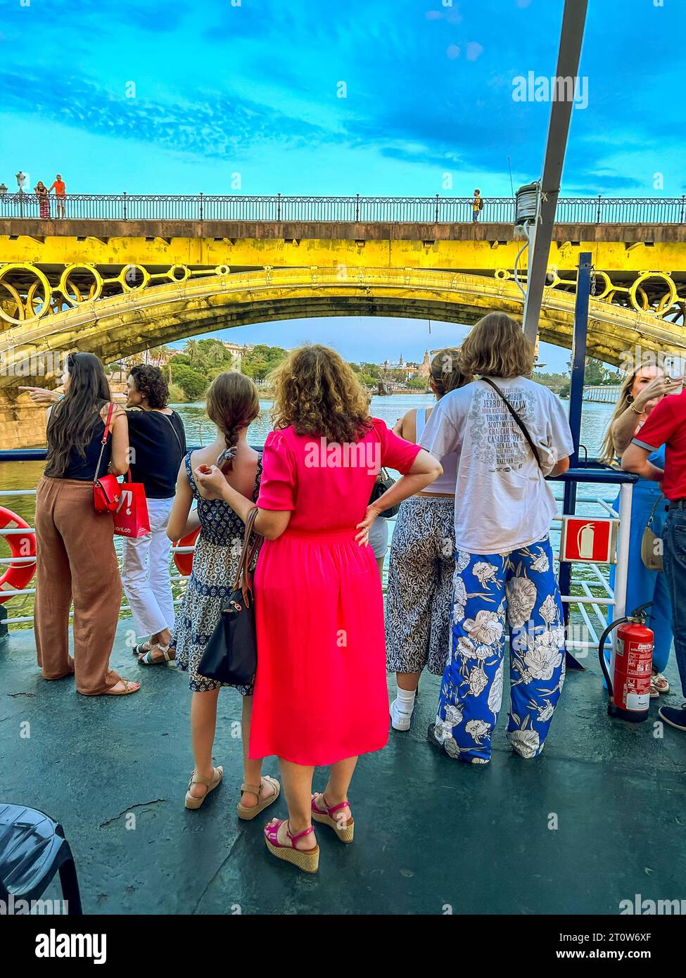 Sevilla, Spanien, Gruppe von Menschen, Touristen, Besuch 'Canal Alfonso XIII' auf dem Touristenboot 'Triana Brücke' Sightseeing Stockfoto