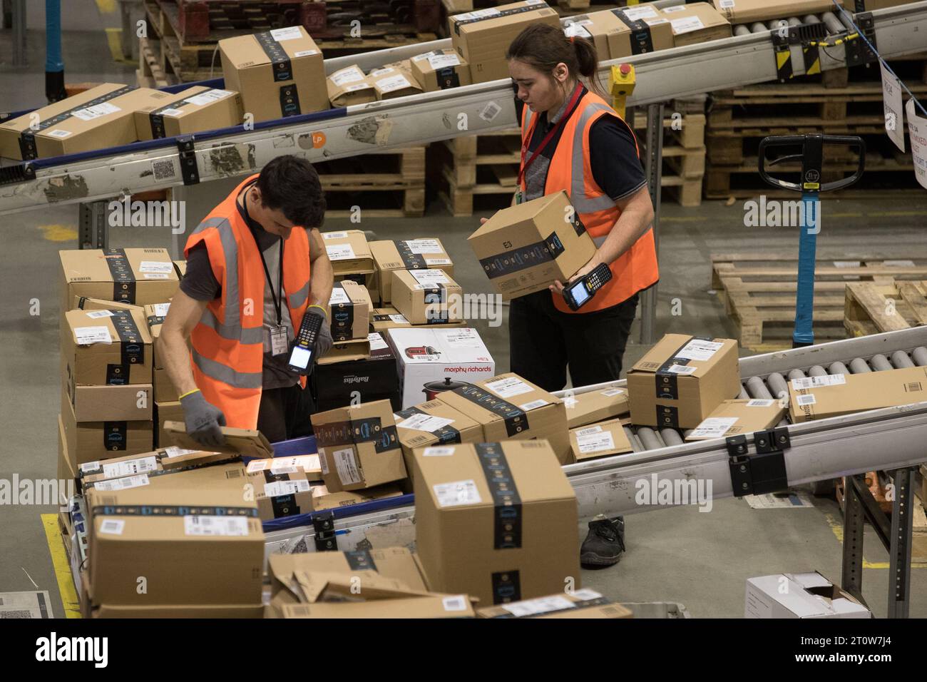 Lieferung Hat Das Versandzentrum Verlassen Und Ist Unterwegs Aufstieg von online -Fotos und -Bildmaterial in hoher Auflösung – Alamy