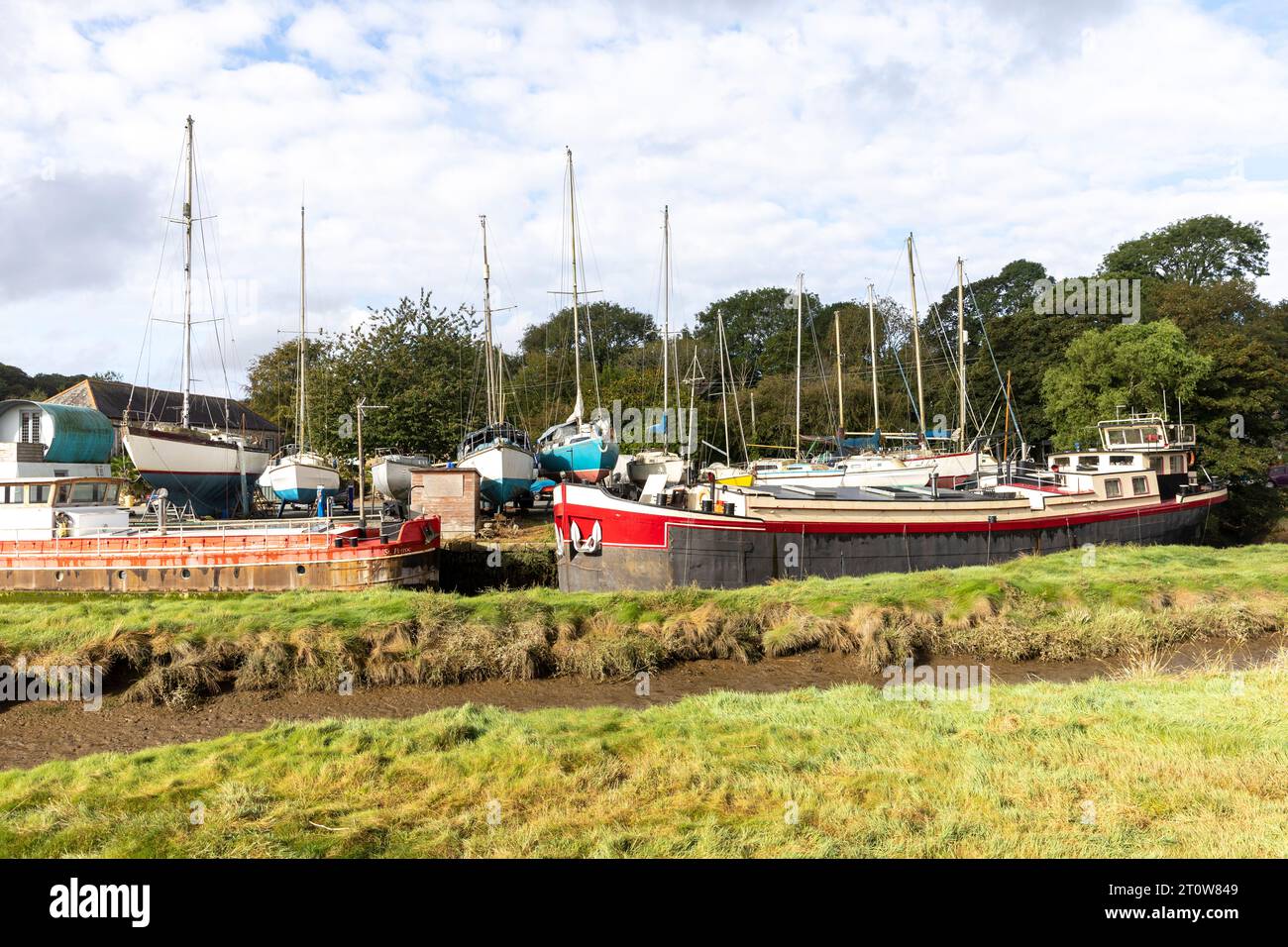 Gweek Village in Cornwall und klassisches Bootslager am Helston River, Ebbe, England, Großbritannien, 2023 Stockfoto