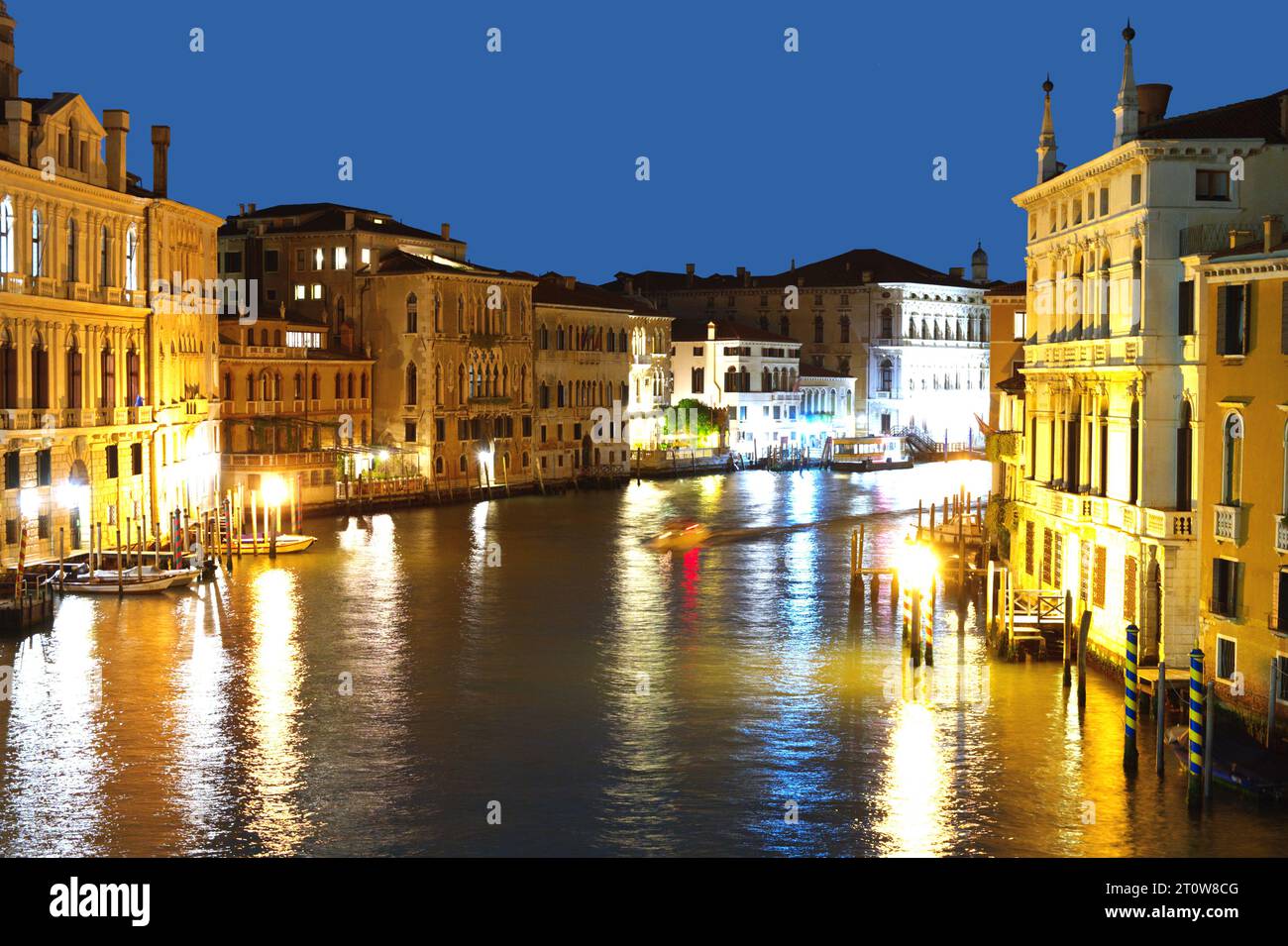 Venedig in Italien die große Kanalstraße und das Wasser in künstlerischen Pastellfarben am Abend Stockfoto
