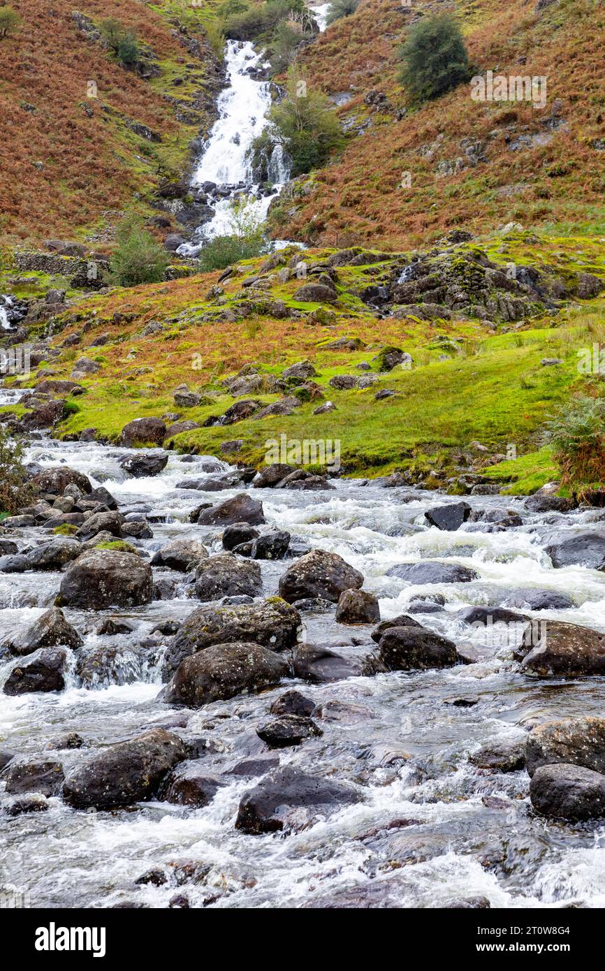 Easedale Valley Grasmere Lake District Nationalpark, Fluss fließt aus dem tarn durch das Tal, Cumbria, England, Großbritannien, 2023 Stockfoto