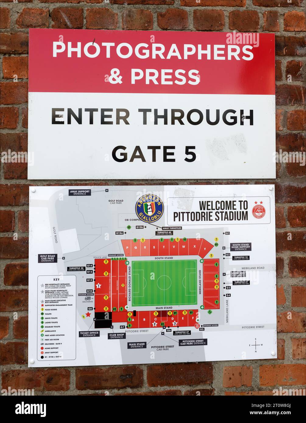 Foto- und Presseschild rund um das Pittodrie Stadion, Heimstadion des Aberdeen Football Clubs, Schottland Stockfoto