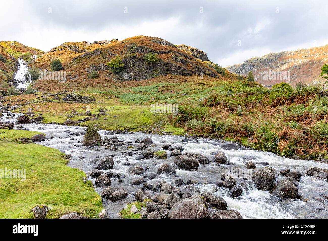 Easedale Valley Grasmere Lake District Nationalpark, Fluss fließt aus dem tarn durch das Tal, Cumbria, England, Großbritannien, 2023 Stockfoto