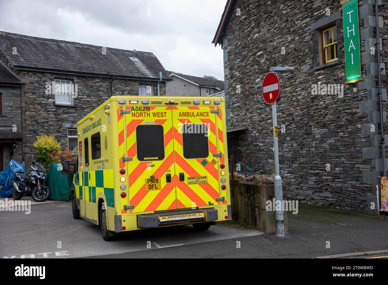 Krankenwagen, der an einem Vorfall im Stadtzentrum von Ambleside, Lake District, Cumbria, England, 2023 teilnimmt Stockfoto