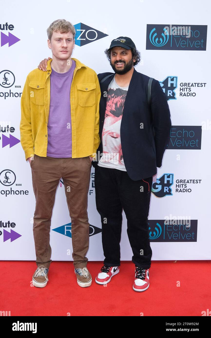 James Acaster und Nish Kumar fotografierten während der globalen Premiere von Ziggy Stardust and the Spinnen from Mars im Hammersmith Apollo in London, Großbritannien am 3. Juli 2023. Bild von Julie Edwards. Stockfoto