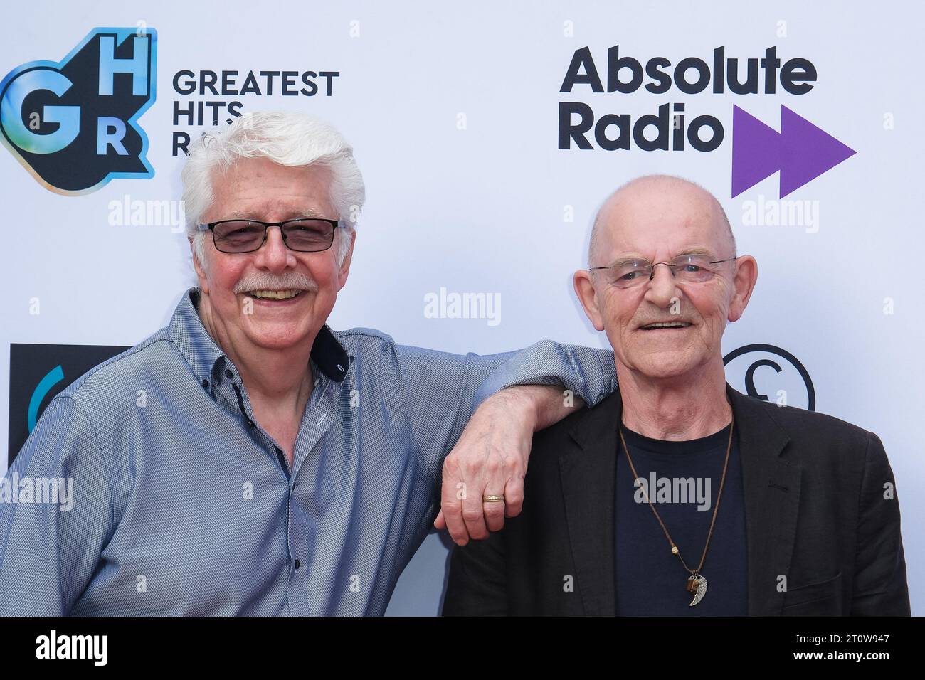 Ken Scott und Woody Woodmansey fotografierten während der globalen Premiere von Ziggy Stardust and the Spinnen from Mars im Hammersmith Apollo in London, Großbritannien am 3. Juli 2023. Bild von Julie Edwards. Stockfoto