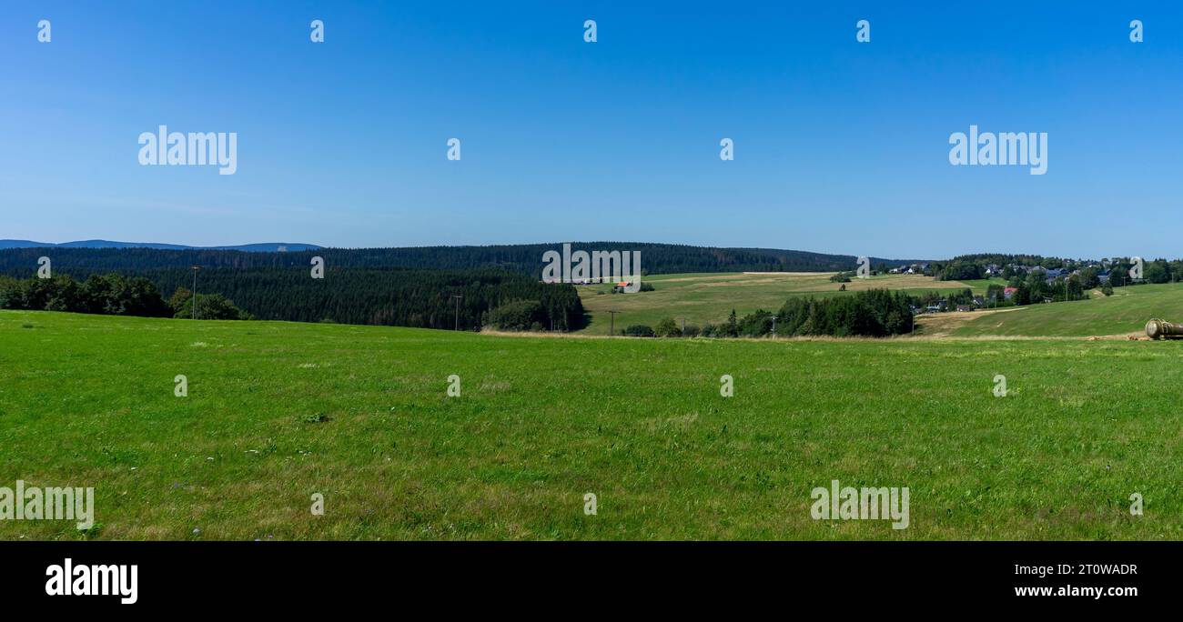 Panoramalandschaft Thüringer Wald mit Wiese und blauem Himmel Stockfoto