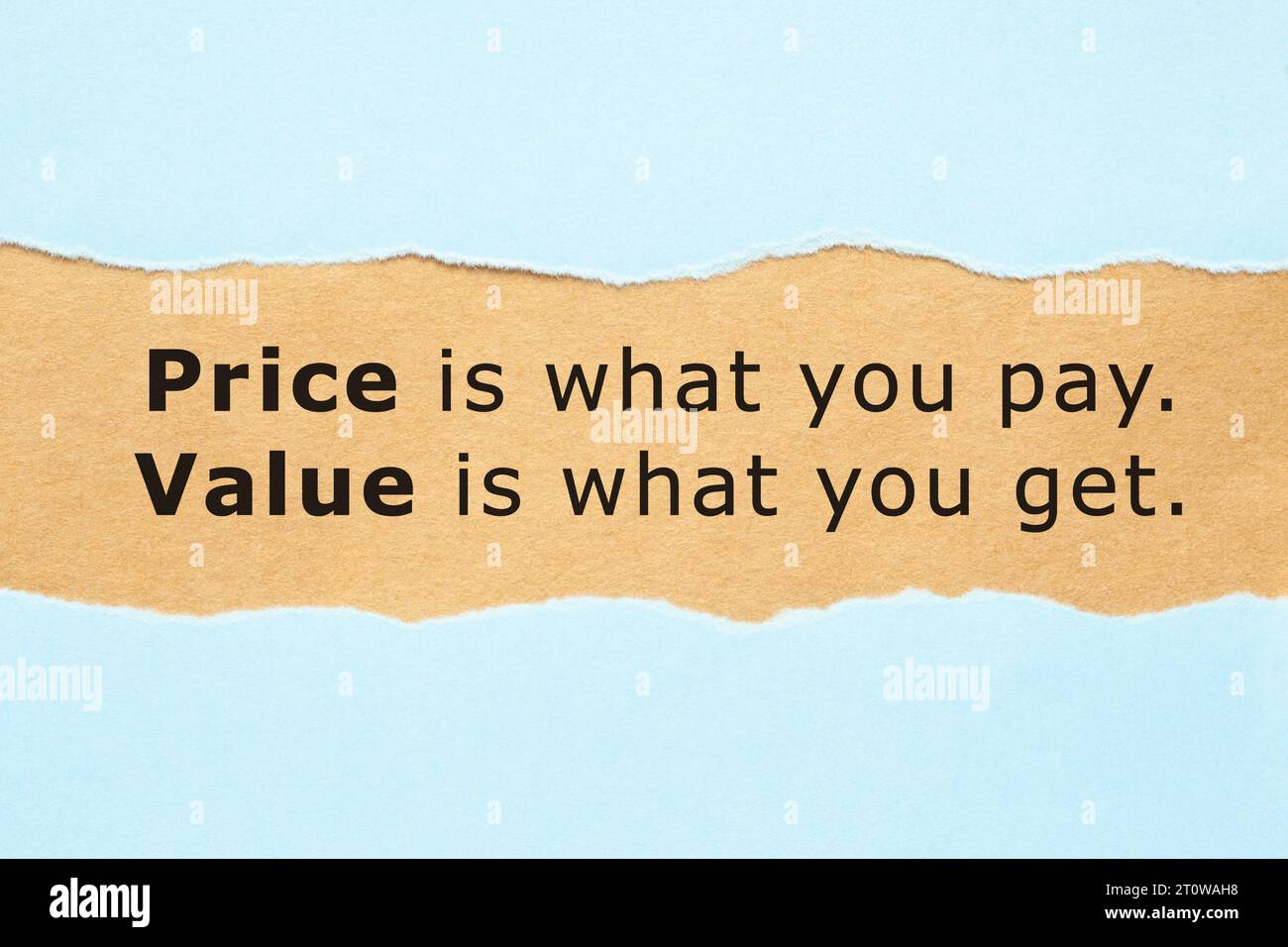 Finanzgeschäft Angebot Preis ist, was Sie zahlen Wert ist, was Sie bekommen, erscheint hinter gerissenem blauem Papier. Stockfoto