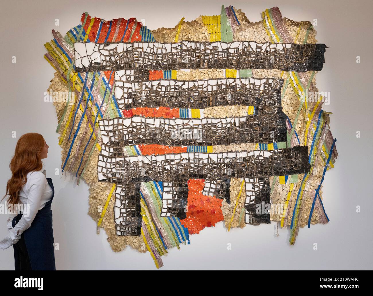 Sotheby's, London, Großbritannien. Oktober 2023. Höhepunkte von Sotheby's London Contemporary Evening Auction Frize Week Sale beinhaltet El Anatsui, Geschicklichkeit, geschätzte £ 500.000-700.000. Stockfoto