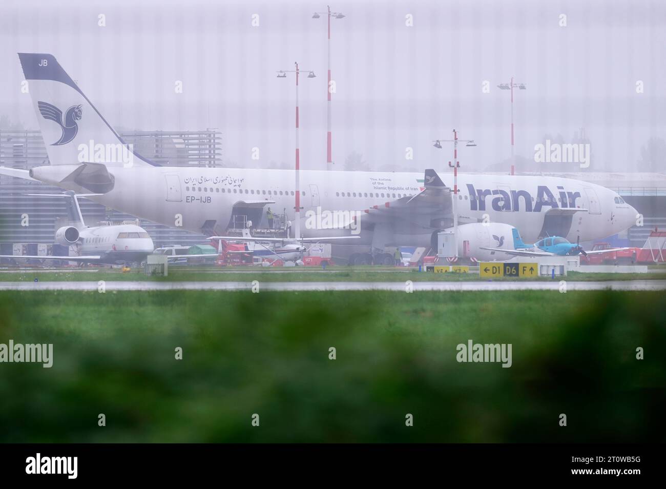 Hamburg, Deutschland. Oktober 2023. Ein Flugzeug der Iran Air steht am Flughafen Hamburg. Aufgrund der Drohung eines Angriffs auf ein iranisches Flugzeug aus Teheran wurde der Flugbetrieb am Flughafen Hamburg komplett eingestellt. Quelle: Jonas Walzberg/dpa/Alamy Live News Stockfoto
