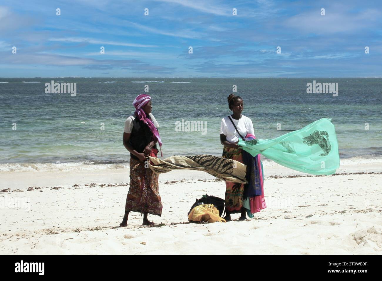 Afrikanische Frauen am Strand verkaufen Pareos Stockfoto