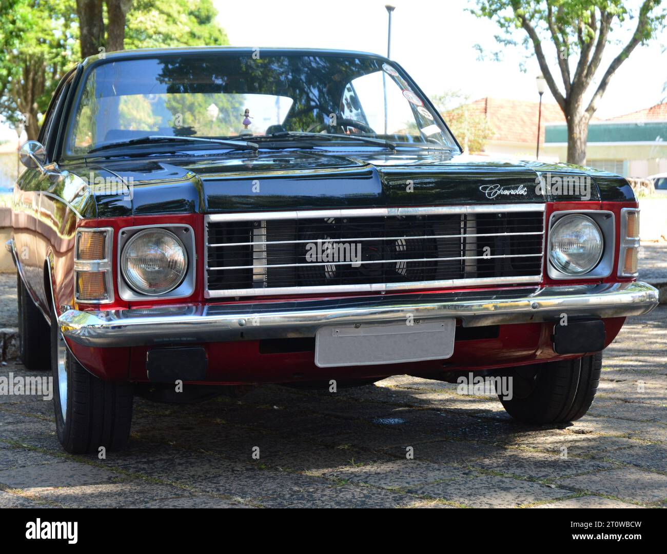 Oldtimer Chevolet auf Ausstellung von Oldtimern in Brasilien, Südamerika Leichtmetallfelgen, Vorderansicht, Ansicht von unten, rot und schwarz Stockfoto