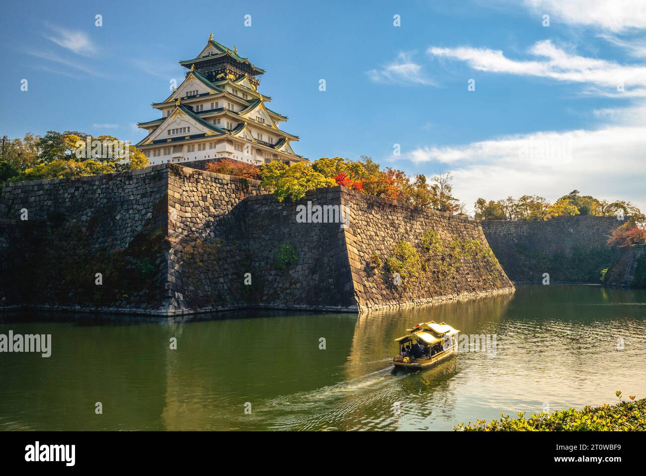 Touristenboot im Burggraben der Burg Osaka in Kansai, Osaka, Japan Stockfoto