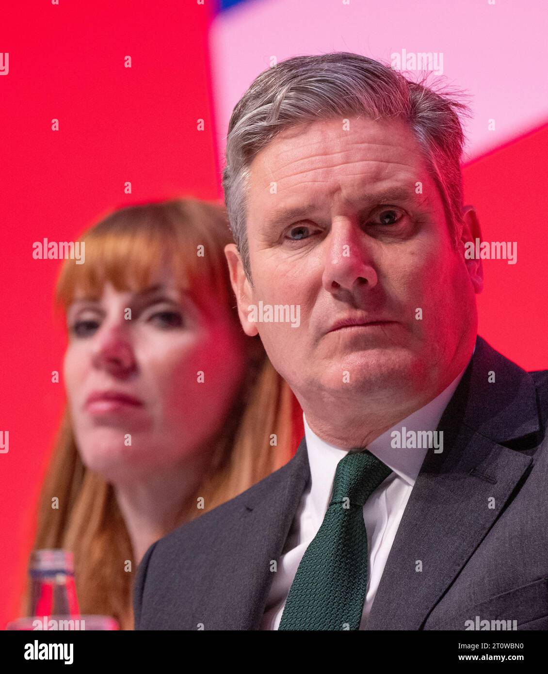 Keir Starmer und Angela Rayner hören Rachel Reeves (Schattenkanzlerin des Finanzministeriums) bei ihrer Rede am 2. Tag der Labour Conference 2023 in Liverpool UK. Quelle: GaryRobertsphotography/Alamy Live News Stockfoto