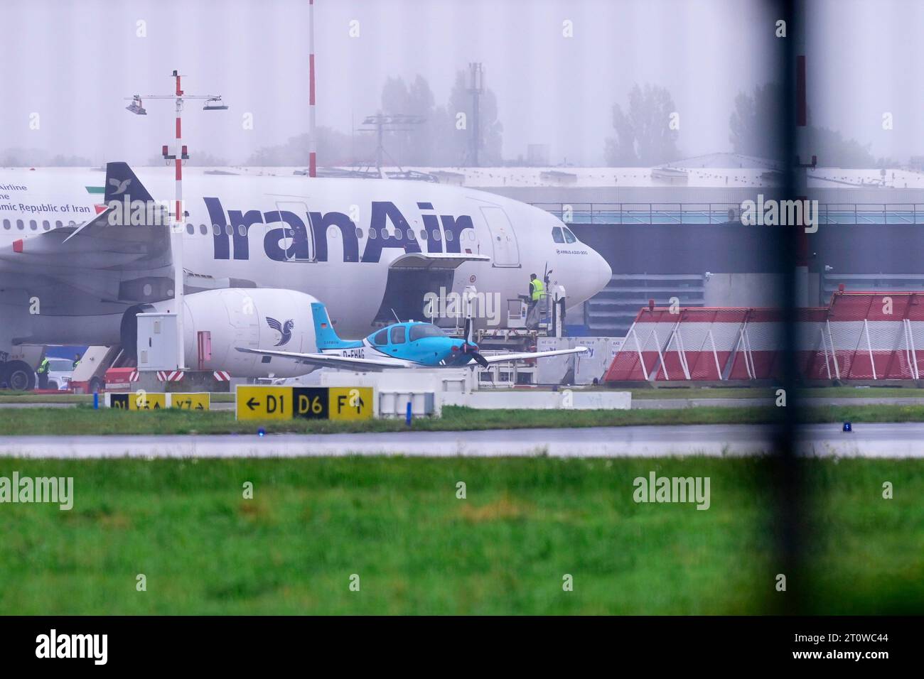 Hamburg, Deutschland. Oktober 2023. Ein Flugzeug der Iran Air steht am Flughafen Hamburg. Der Flugbetrieb am Flughafen Hamburg, der aufgrund eines drohenden Angriffs auf ein iranisches Flugzeug aus Teheran ausgesetzt wurde, wurde wieder aufgenommen. Quelle: Jonas Walzberg/dpa/Alamy Live News Stockfoto