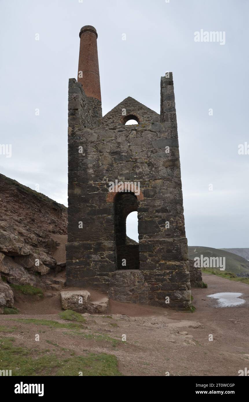 Stillgelegte Zinnmine an der Küste Cornwalls zwischen Porthtowan und St. Agnes Head Stockfoto