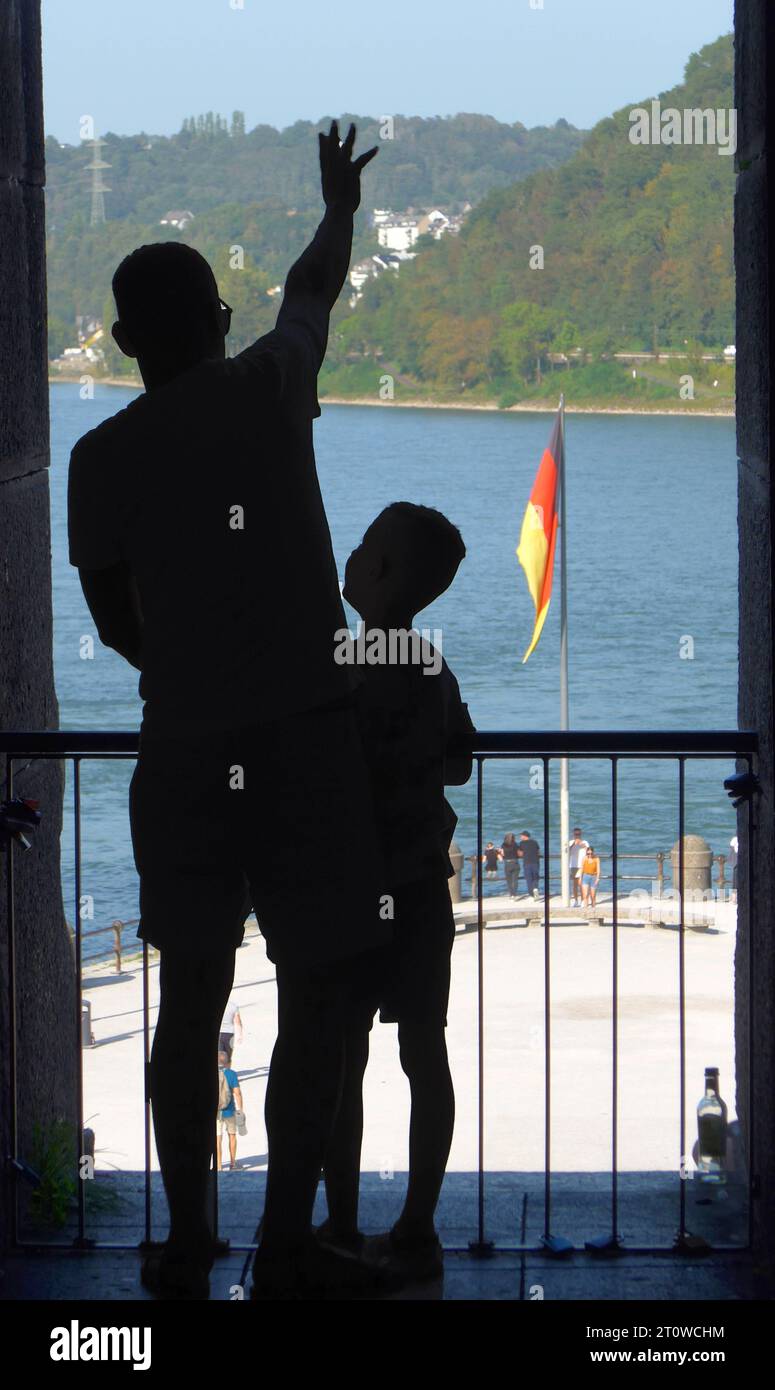 Ein Mann und ein Kind im begehbaren Kaiser-Wilhelm-Denkmal in Koblenz Rheinland-Pfalz mit Blick auf das Deutsche Eck und den Rhein. *** Ein Mann und ein Kind im begehbaren Kaiser-Wilhelm-Denkmal in Koblenz Rheinland-Pfalz mit Blick auf die deutsche Ecke und den Rhein Stockfoto