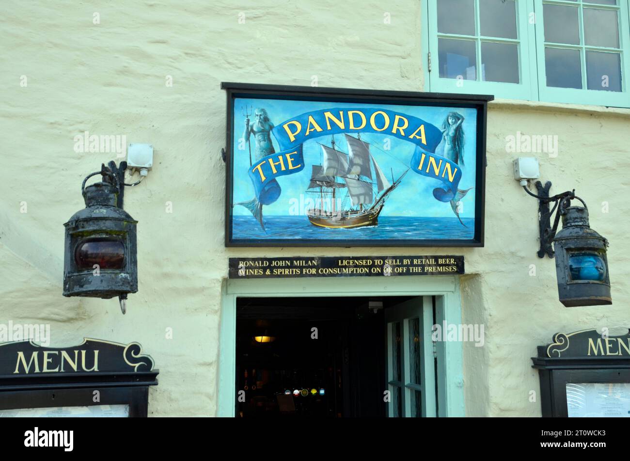 Der Blick vom Pandora Inn am Restronguet Creek in Cornwall. Teile des Pubs stammen aus dem 13. Jahrhundert und gehören der St Austell Brewery Stockfoto