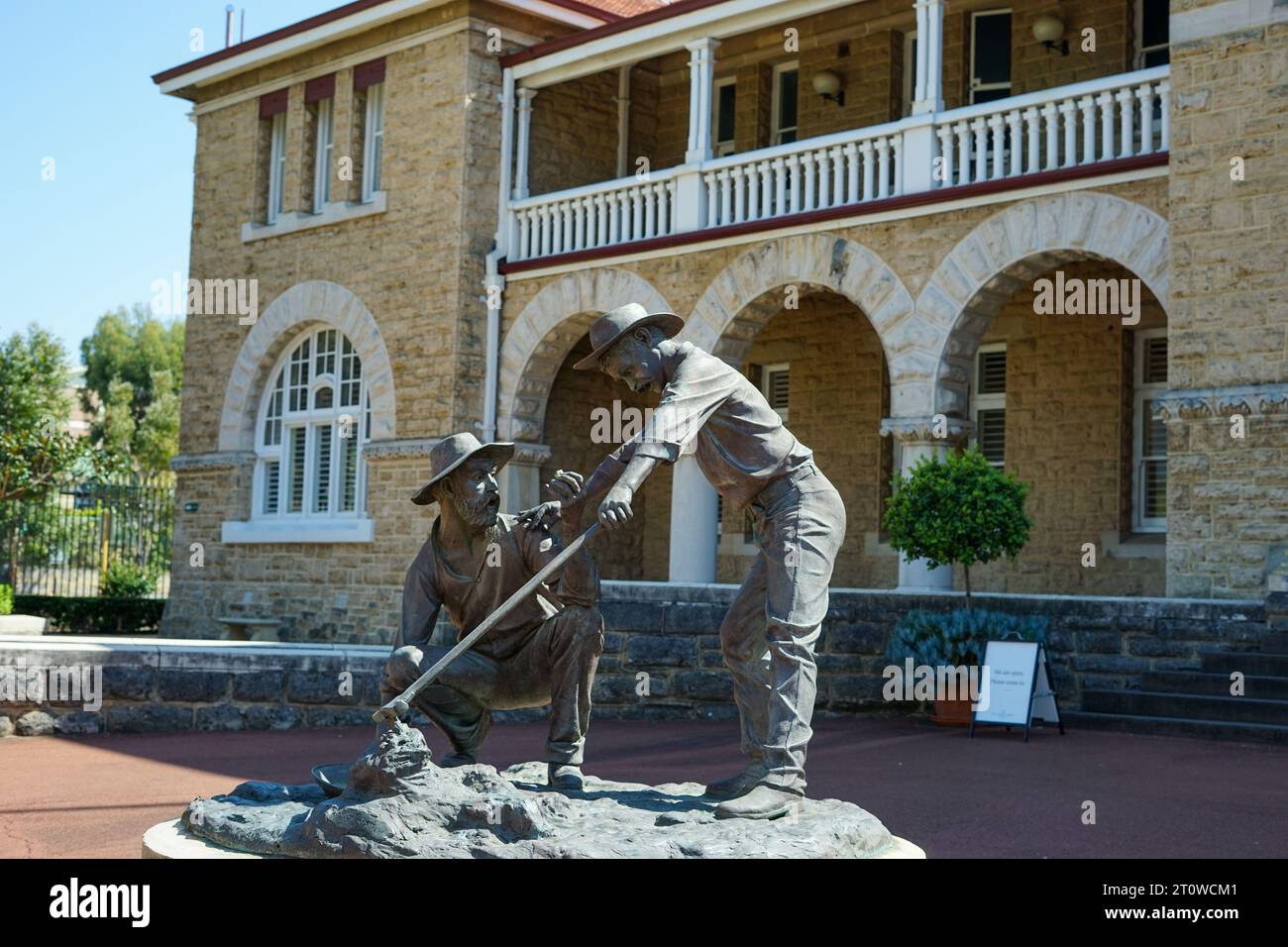 Blick auf eine Statue vor der Perth Mint in Perth, Western Australia Stockfoto