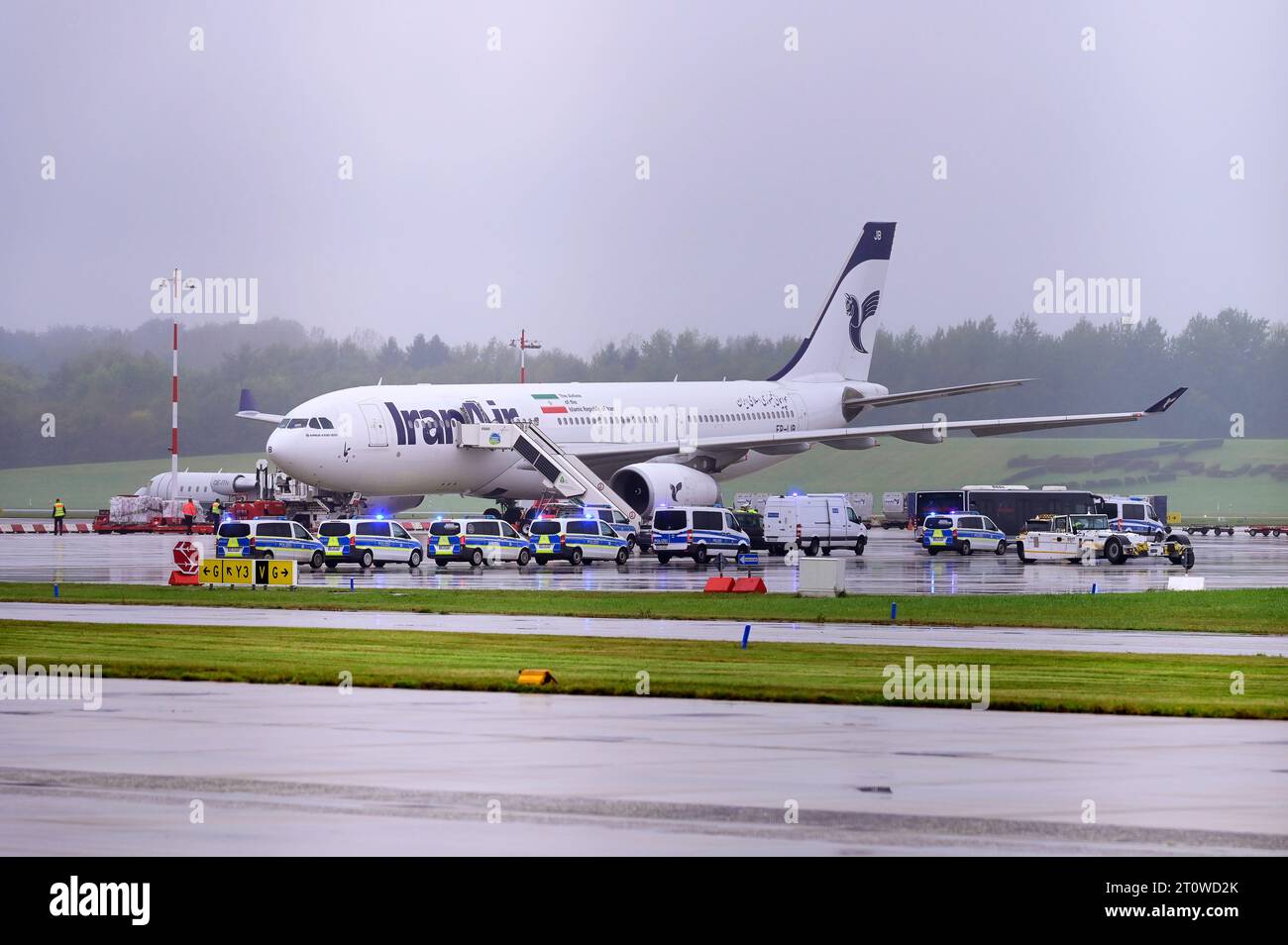 Hamburg, Deutschland. Oktober 2023. Ein Flugzeug der Iran Air steht am Flughafen Hamburg. Der Flugbetrieb am Flughafen Hamburg, der aufgrund eines drohenden Angriffs auf ein iranisches Flugzeug aus Teheran ausgesetzt wurde, wurde wieder aufgenommen. Quelle: Jonas Walzberg/dpa/Alamy Live News Stockfoto