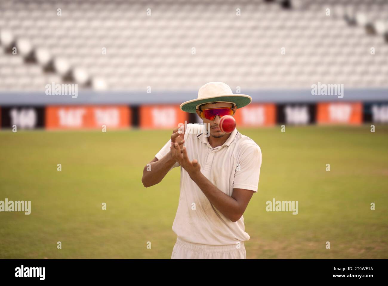 Ein Porträt eines Feldspielers auf dem Cricketfeld Stockfoto