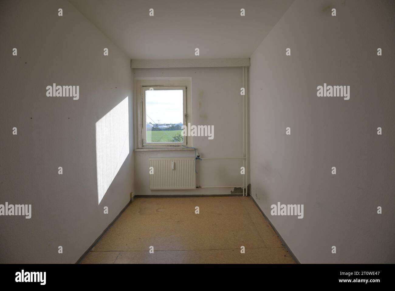 Schmaler, unrenovierter Raum mit Heizung und Fenster, Konzept für Wohnungsknappheit und kleiner Platz für Kopierräume, ausgewählter Fokus Stockfoto