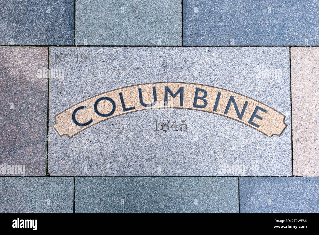 Pflasterplatte in der West Street Crewe sagt Columbine, Zug gebaut in Crewe Works Nr. 49 im Jahr 1845 Stockfoto