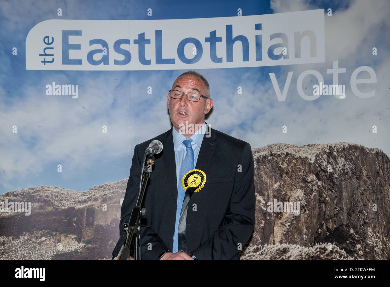 Paul McLennan wählte SNP MSP und hielt eine Dankesrede zur schottischen Wahl 2021 in East Lothian, Schottland, Großbritannien Stockfoto