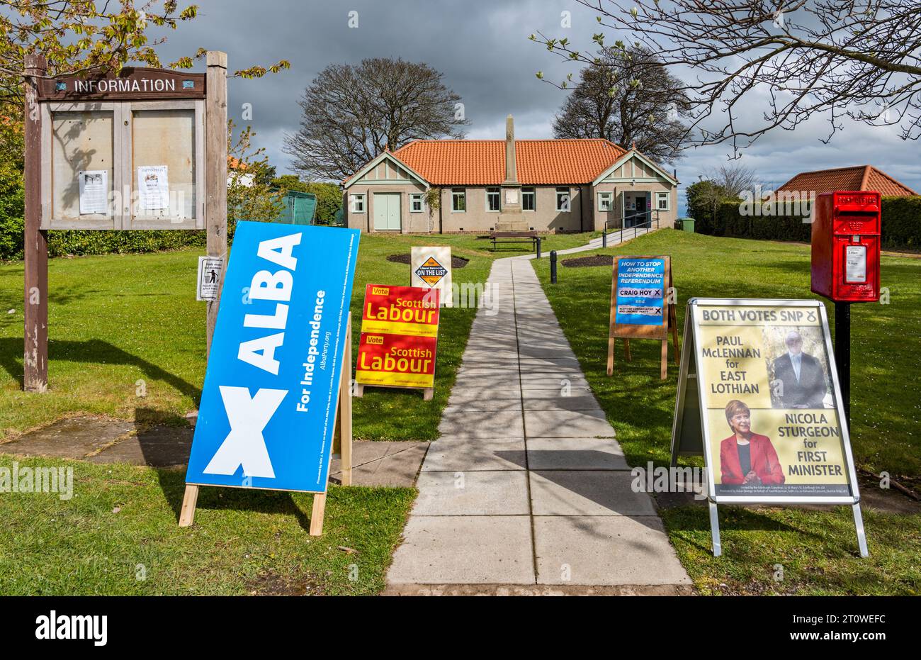 Wahllokal im Dorf Athelstaneford am Wahltag mit den Wahlausschüssen der politischen Partei, schottische Wahl 2021, East Lothian, Schottland, Vereinigtes Königreich Stockfoto