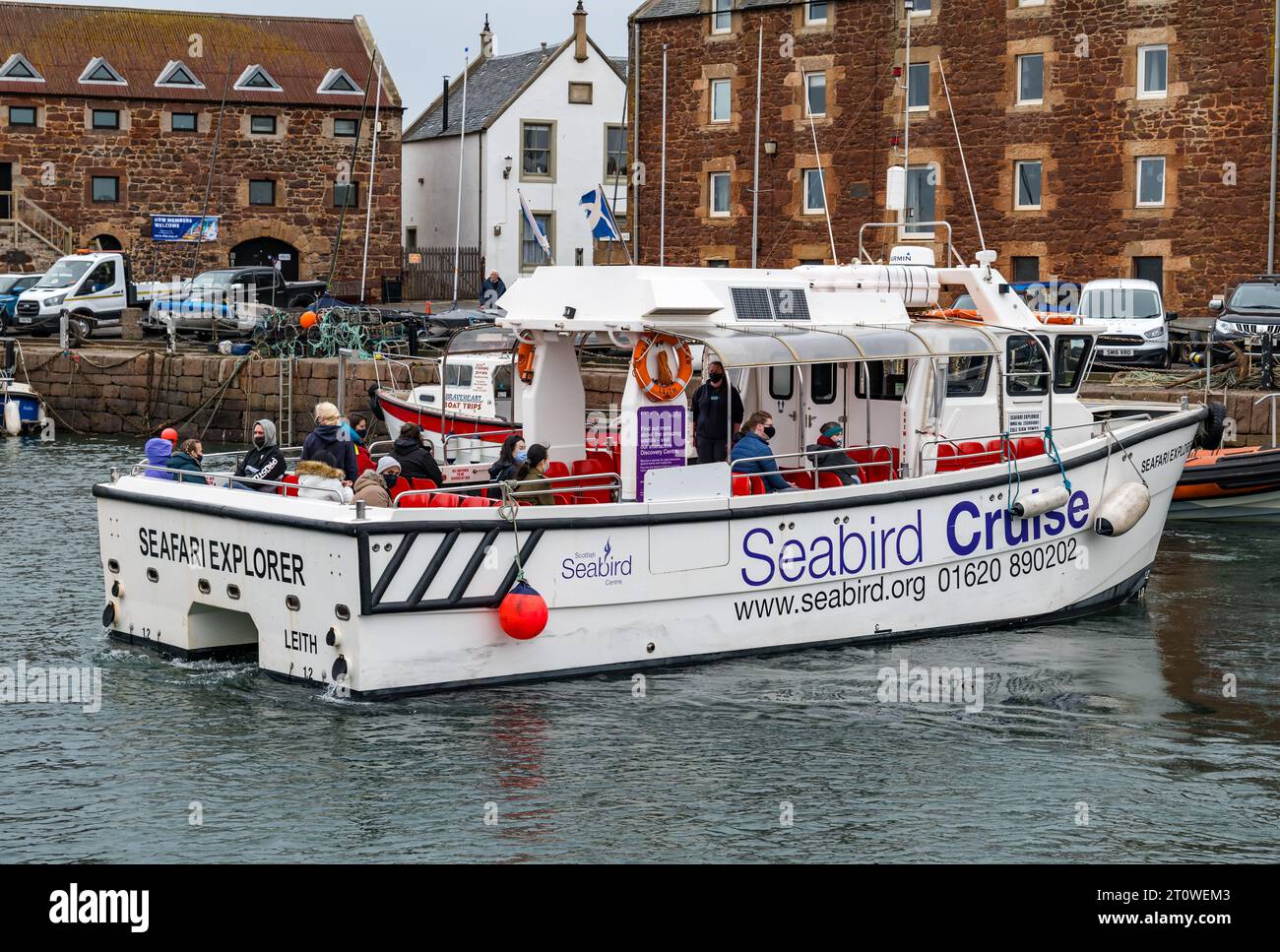 Seafari-Touristenboot, das nach einer Lockdown der Pandemie den Hafen von North Berwick verlässt. East Lothian, Schottland, Großbritannien Stockfoto