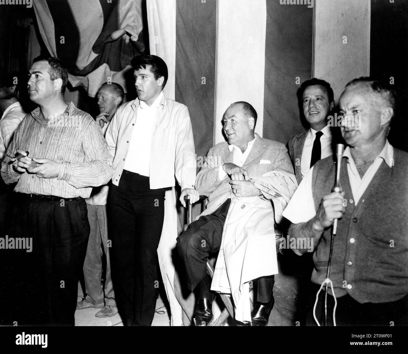 Regisseur JOHN RICH ELVIS PRESLEY Produzent HAL WALLIS Associate Producer PAUL NATHAN und stellvertretender Regisseur D. MICHAEL MOORE am Set, die Dreharbeiten der musikalischen Nummer während der Dreharbeiten RUND 1964 Regisseur JOHN RICH Wallis-Hazen / Paramount Pictures Stockfoto