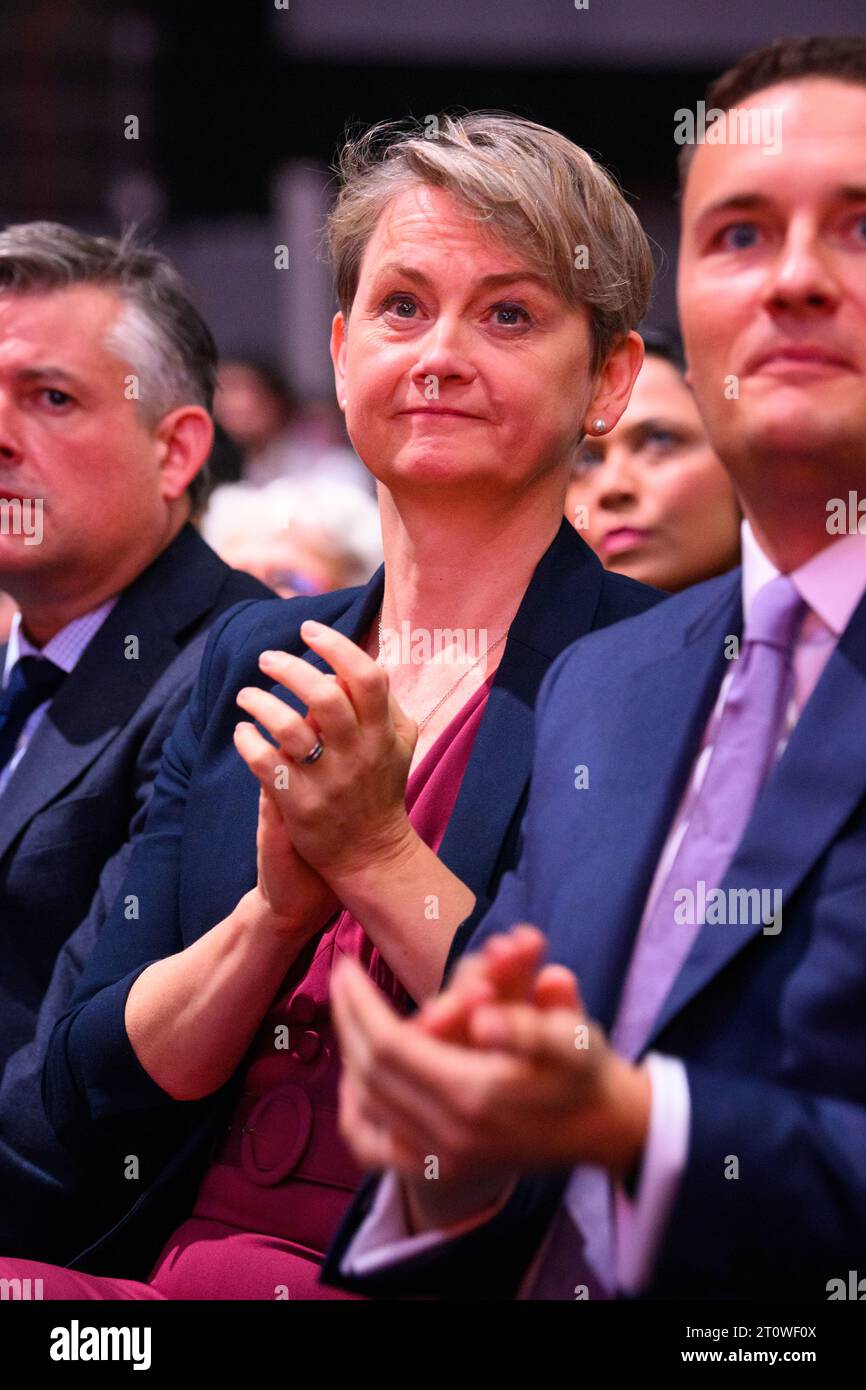 London, Großbritannien. 9. Oktober 2023. Yvette Cooper beobachtet Rachel Reeves' Rede während der Labour Party Konferenz in Liverpool. Das Foto sollte lauten: Matt Crossick/Empics/Alamy Live News Stockfoto