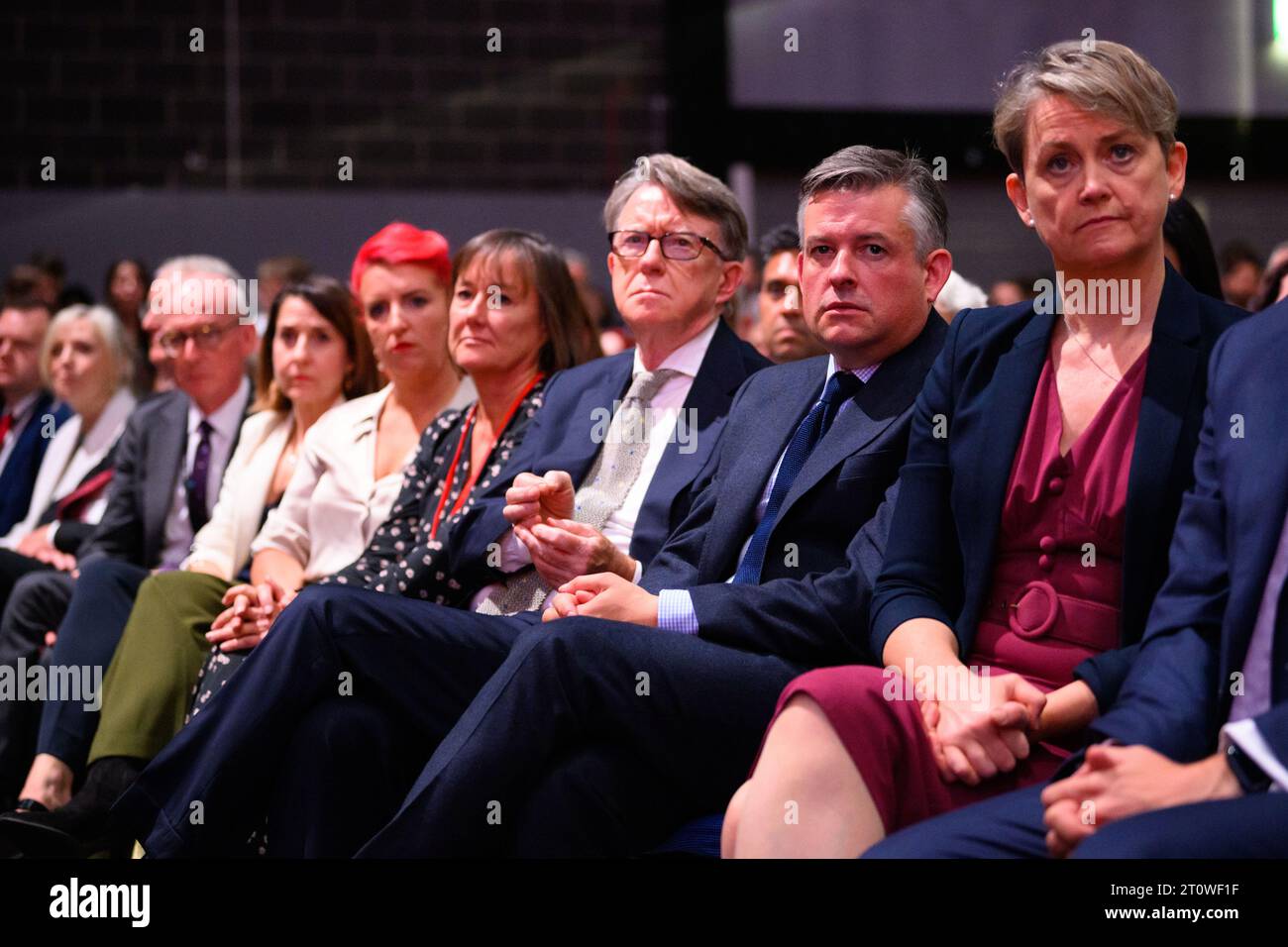 London, Großbritannien. 9. Oktober 2023. Labour Party-Abgeordnete, darunter Liz Kendall, Louise Haigh, Jo Stevens, Peter Mandelson, Jonathan Ashworth und Yvette Cooper, sehen Rachel Reeves Rede während der Labour Party Konferenz in Liverpool. Das Foto sollte lauten: Matt Crossick/Empics/Alamy Live News Stockfoto