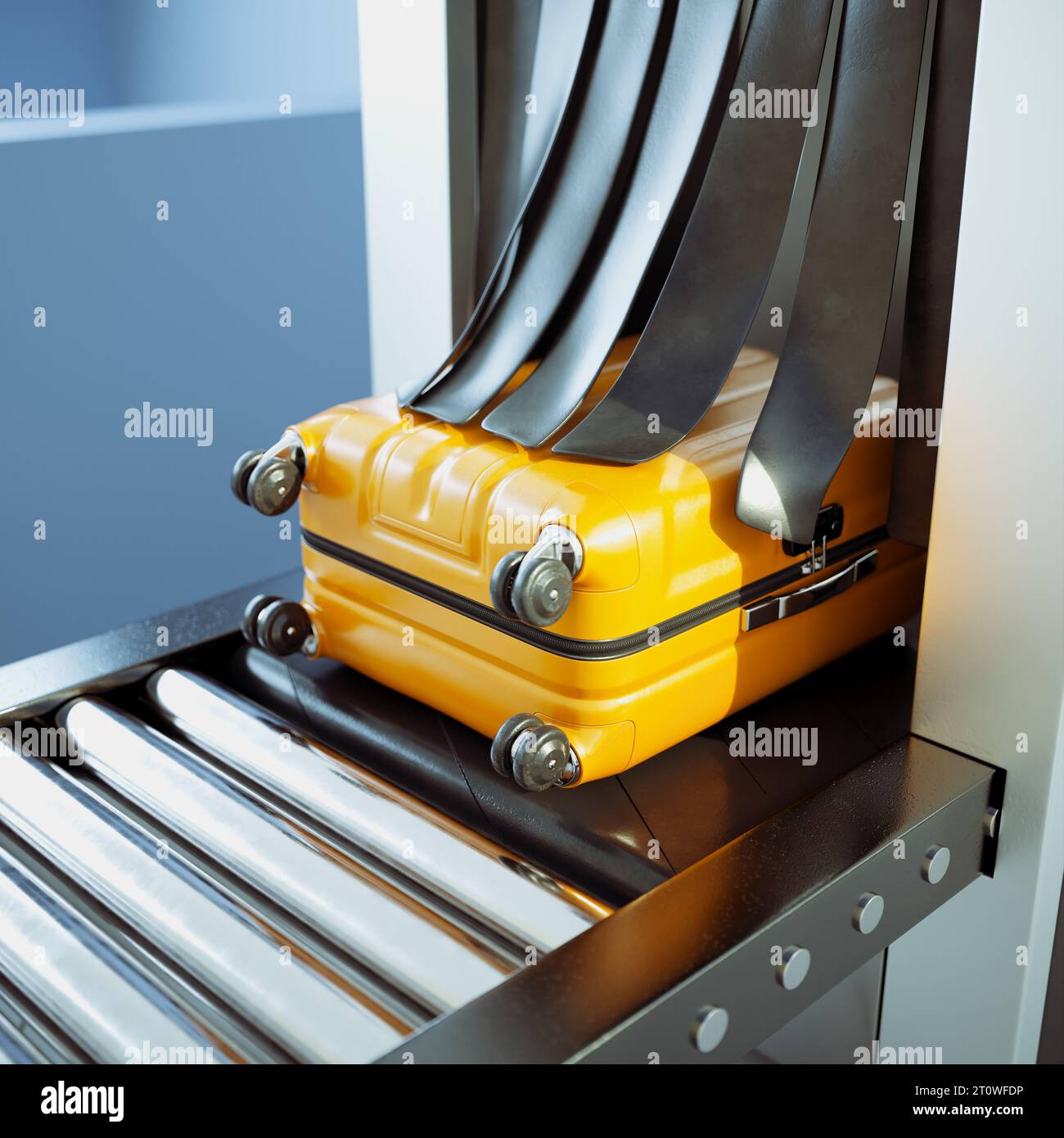 Ein gelber Koffer, der auf einem Förderband in einen Flughafenscanner eindringt. Sicherheitsprüfung Stockfoto