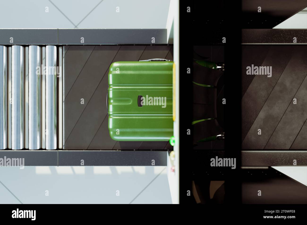Ein grüner Koffer, der auf einem Förderband in einen Flughafenscanner eindringt. Sicherheitsprüfung Stockfoto