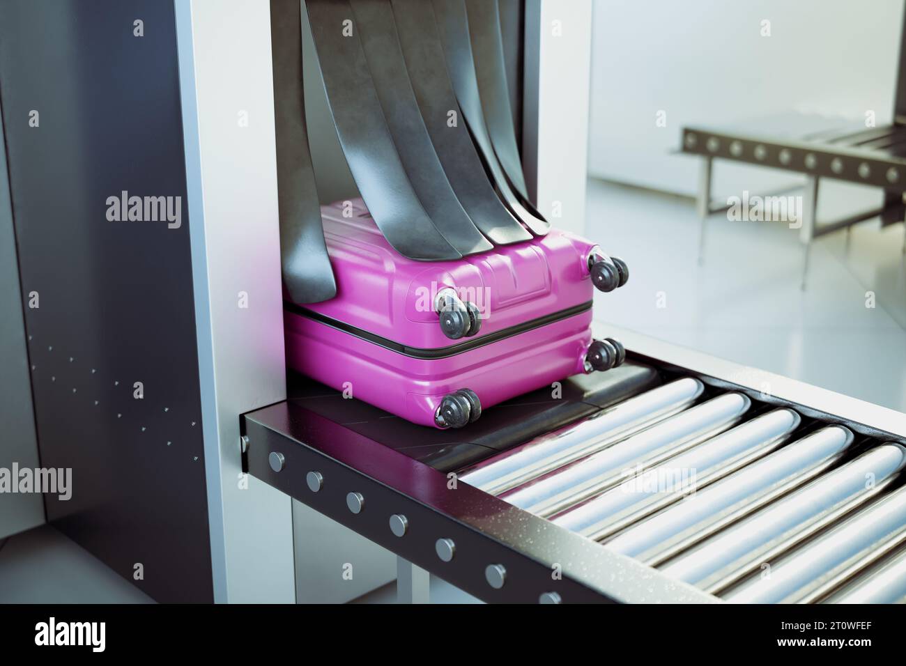Ein rosafarbener Koffer, der aus einem Flughafenscanner auf einem Förderband kommt. Sicherheitsprüfung Stockfoto