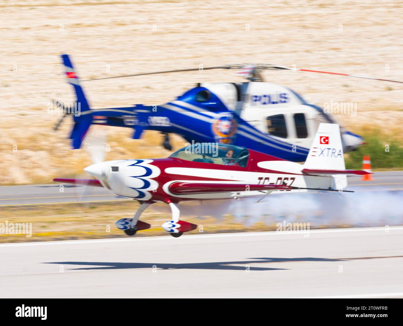 Drift erzeugen. Kunstflugpilot Extra 300 driftet mit einem Stuntflugzeug und Rauch Stockfoto