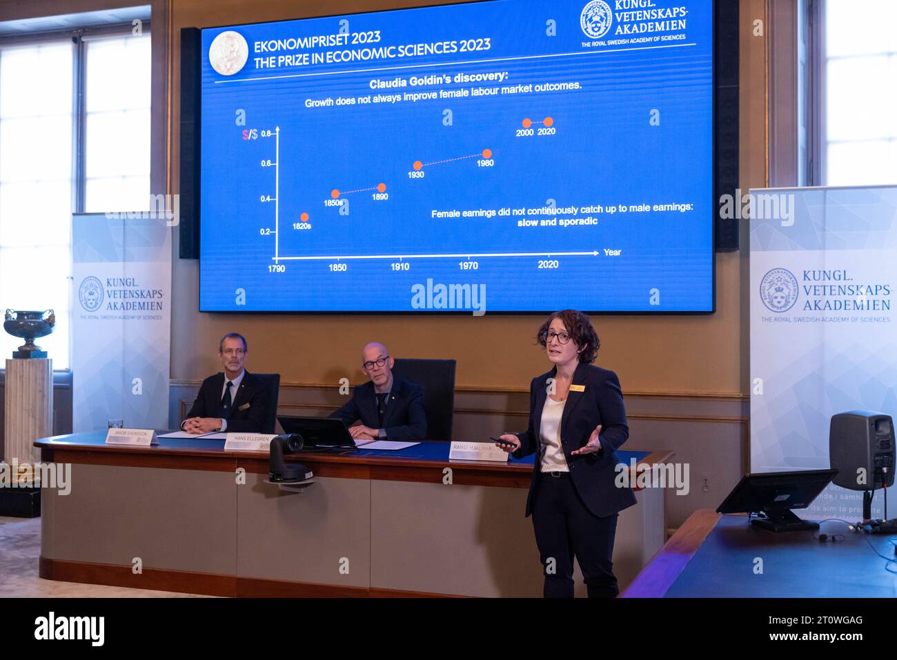 (231009) -- STOCKHOLM, 9. Oktober 2023 (Xinhua) -- Randi Hjalmarsson, Mitglied des Ausschusses für den Preis für Wirtschaftswissenschaften, erklärt die Erfolge des Wirtschaftsnobelpreisträgers 2023 während der Preisankündigung an der Königlich Schwedischen Akademie der Wissenschaften in Stockholm, Schweden, 9. Oktober 2023. Die Königlich Schwedische Akademie der Wissenschaften beschloss am Montag, den Sveriges Riksbank-Preis für Wirtschaftswissenschaften 2023 in Gedenken an Alfred Nobel an Claudia Goldin zu vergeben, "weil sie unser Verständnis der Arbeitsmarktergebnisse von Frauen verbessert hat". Goldins Arbeit hat die erste Compreh geliefert Stockfoto