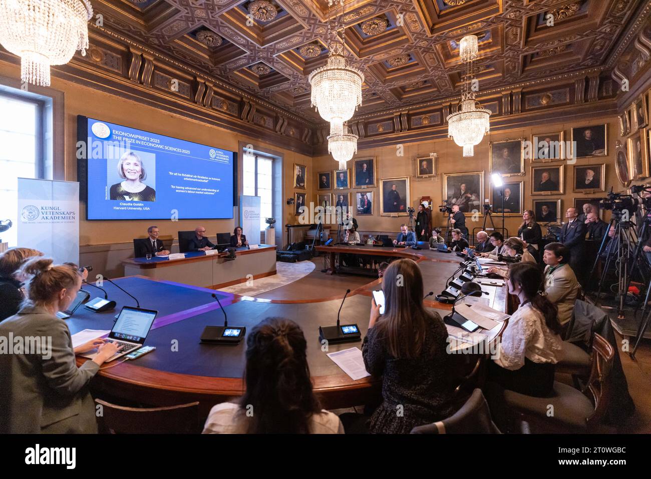 (231009) -- STOCKHOLM, 9. Oktober 2023 (Xinhua) -- die Verleihung des Nobelpreises für Wirtschaftswissenschaften 2023 findet am 9. Oktober 2023 in der Königlich Schwedischen Akademie der Wissenschaften in Stockholm, Schweden, statt. Die Königlich Schwedische Akademie der Wissenschaften beschloss am Montag, den Sveriges Riksbank-Preis für Wirtschaftswissenschaften 2023 in Gedenken an Alfred Nobel an Claudia Goldin zu vergeben, "weil sie unser Verständnis der Arbeitsmarktergebnisse von Frauen verbessert hat". Goldins Arbeit lieferte die erste umfassende Darstellung des Verdienstes und der Erwerbsbeteiligung von Frauen im Laufe der Jahrhunderte, so die Jury. (Foto von We Stockfoto
